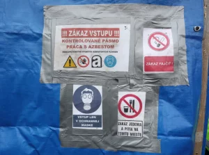 Pražskí hygienici pri prvej kontrole bývalej budovy Ústredných telekomunikácií na Olšanskej ulici, kde sa budú odstraňovať materiály obsahujúce azbest