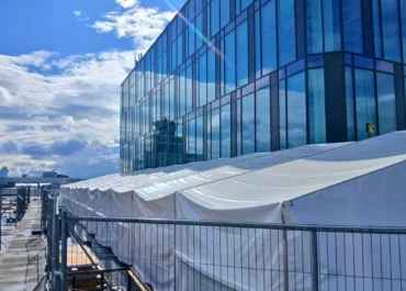 Kontrolované pásmo na odstraňovanie azbestu pri budove letiska Praha, zabezpečené podtlakom a filtračnými jednotkami