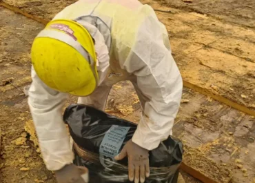 Balenie azbestového odpadu do nepriepustných obalov počas sanácie strechy