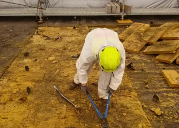 Demontáž strešných vrstiev s obsahom azbestu na Termináli 1 Letiska Praha