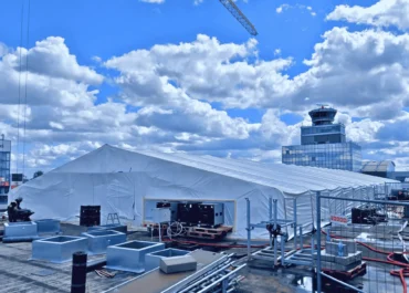 Likvidácia azbestu na streche Terminálu 1 Letiska Václava Havla Praha počas plnej prevádzky