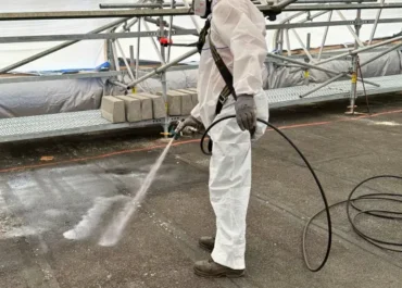 Aplikácia stabilizačného nástreku pri sanácii azbestovej strechy