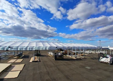 Podtlakové odsávacie jednotky pri likvidácii azbestu na streche Letiska Praha