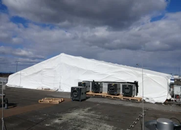 Stanové zaplachtovanie kontrolovaného pásma pri sanácii azbestu s nainštalovanými podtlakovými odsávacími jednotkami s HEPA filtráciou.