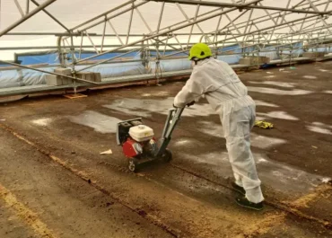 Rezanie strešného súvrstvia s obsahom azbestu na Letisku Praha