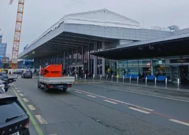 Kontrolované pásmo pre odstraňovanie azbestu na Termináli 1 letiska Praha počas plnej prevádzky, realizácia Azbestop by Dilmun System