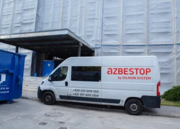 Vozidlo AZBESTOP by DILMUN SYSTEM pri realizácii likvidácie azbestu na objekte Úradu vlády SR v Bratislave