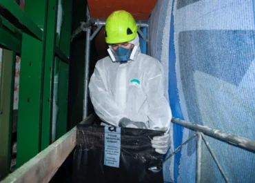 Hermetické balenie odpadu s obsahom azbestu počas sanácie Novej budovy Úradu vlády SR pracovníkom spoločnosti AZBESTOP by DILMUN SYSTEM