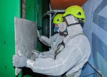 Demontáž materiálov s obsahom azbestu v kontrolovanom pásme počas sanácie Úradu vlády SR spoločnostou AZBESTOP by DILMUN SYSTEM