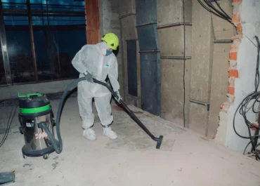 Dôkladné vysávanie kontrolovaného pásma vysávačom s HEPA filtráciou pri likvidácii azbestu v novej budove Úradu Vlády SR spoločnosťou AZBESTOP by DILMUN SYSTEM