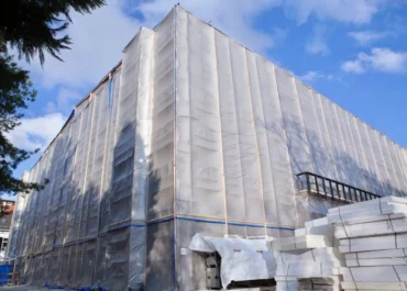 Hermeticky uzatvorená budova počas sanácie azbestu v centre Bratislavy, AZBESTOP by DILMUN SYSTEM