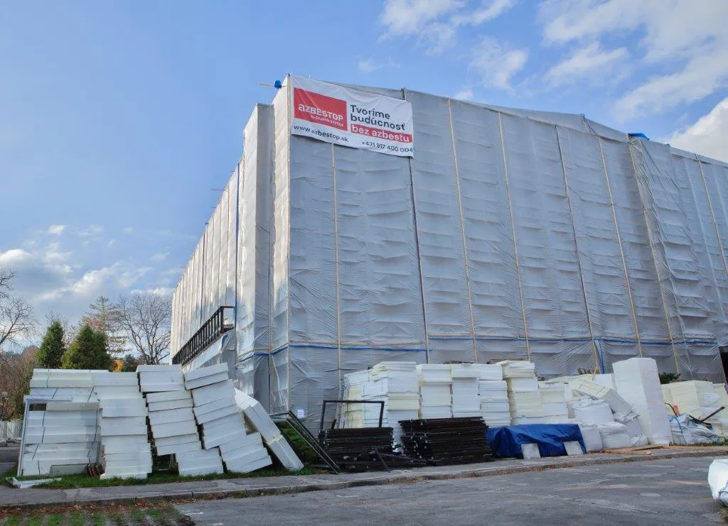 Budova Úradu vlády SR v Bratislave uzatvorená do jedného kontrolovaného pásma počas sanácie azbestu spoločnosťou AZBESTOP by DILMUN SYSTEM