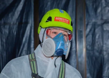 Pracovník AZBESTOP by DILMUN SYSTEM v ochrannom odeve, respirátore a prilbe počas likvidácie azbestu v Bratislave