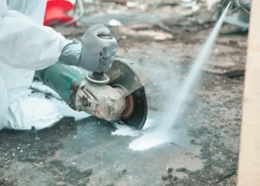 Detail bezpečného rezania strešnej izolácie s obsahom azbestu s použitím zvlhčovania na obmedzenie prašnosti pracovníkmi spoločnosti AZBESTOP by DILMUN SYSTEM