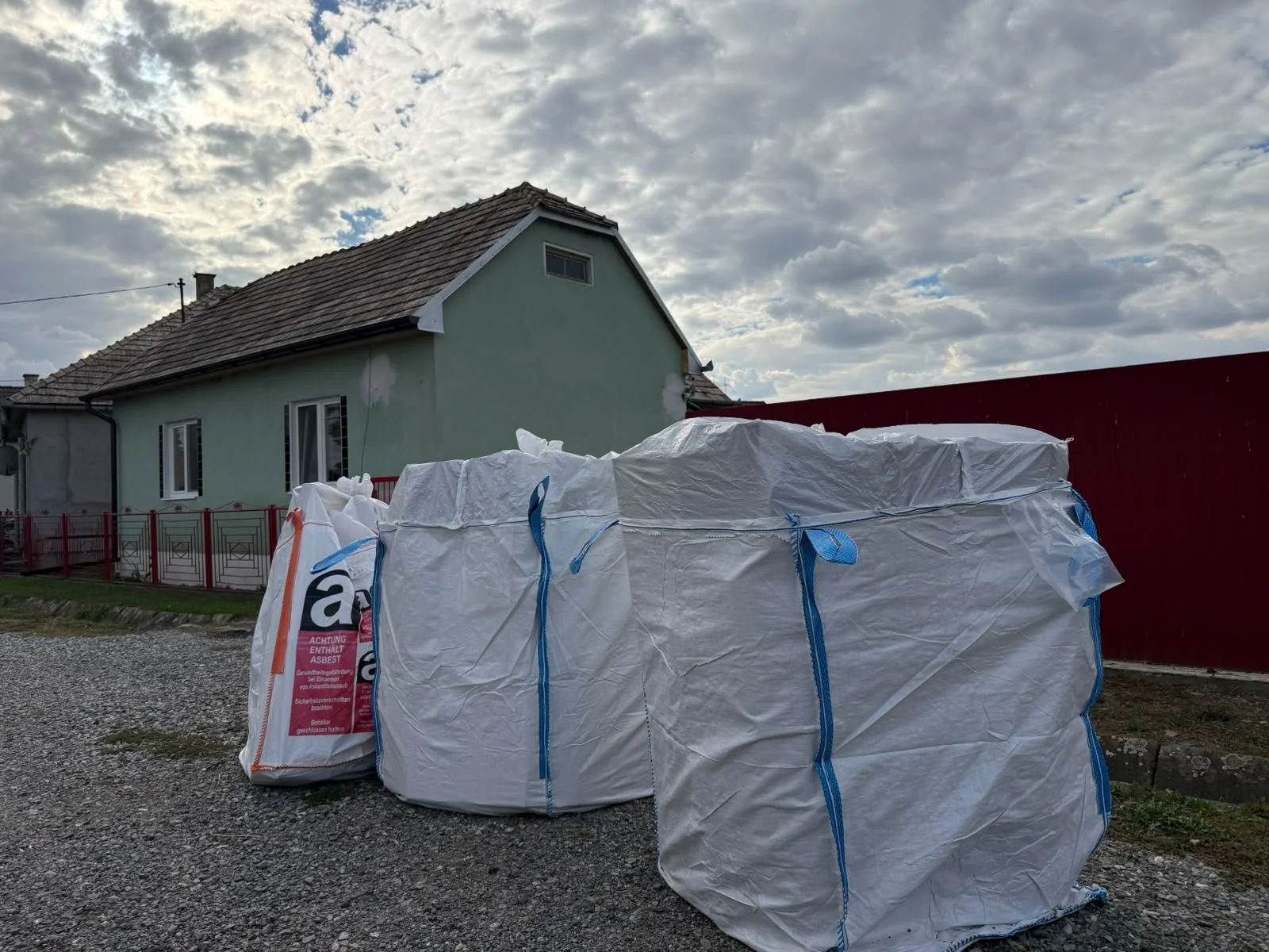 Veľkoobjemové vaky s označením azbestu po búrke