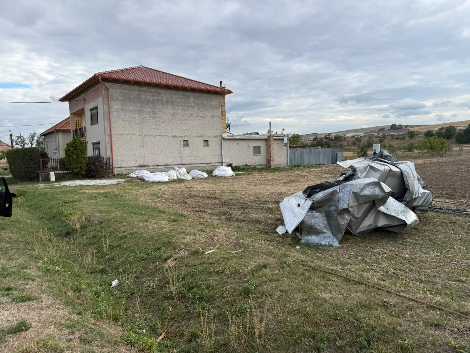 Poškodené strešné krytiny a azbestový odpad po víchrici